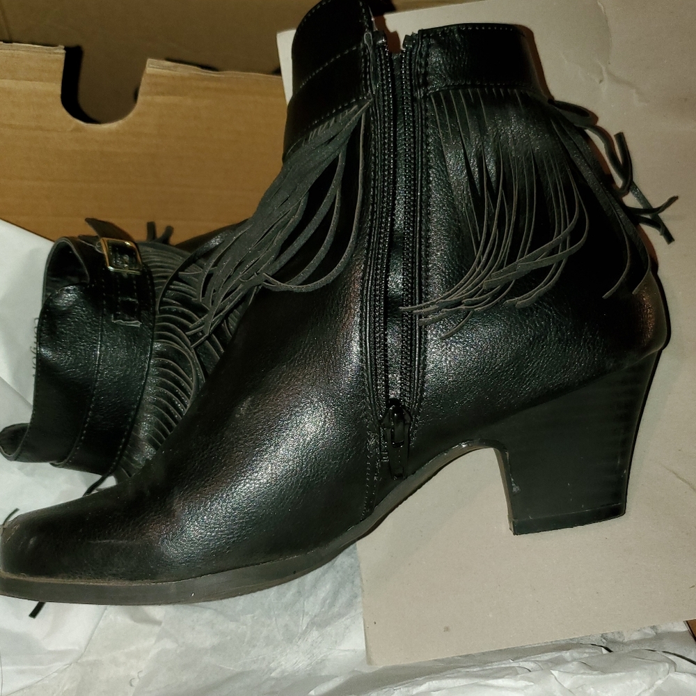 Ankle boots with fringe and buckle